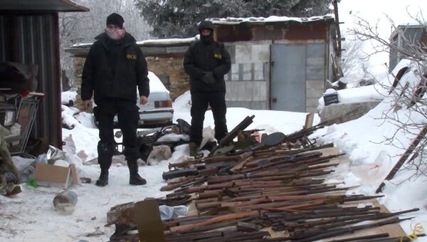 Сотрудники ФСБ в ходе операции по изъятию огнестрельного оружия в Москве