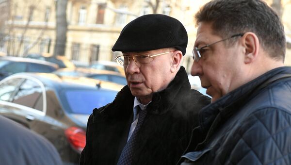 Бывший премьер Украины Никалай Азаров перед зданием Дорогомиловского суда Москвы