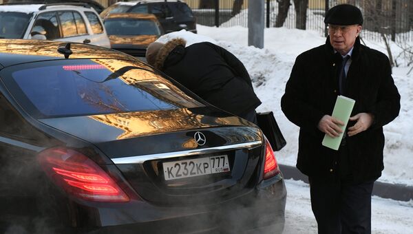 Бывший премьер Украины Никалай Азаров перед зданием Дорогомиловского суда Москвы