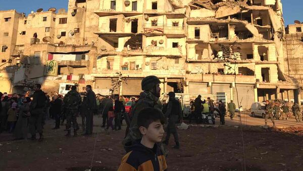 Жители Алеппо в квартале Салахеддин после вывода боевиков и членов их семей из восточного Алеппо. 16 декабря 2016