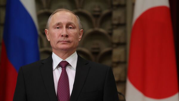 Президент РФ Владимир Путин во время церемонии подписания российско-японских документов по итогам встречи в Токио. 16 декабря 2016