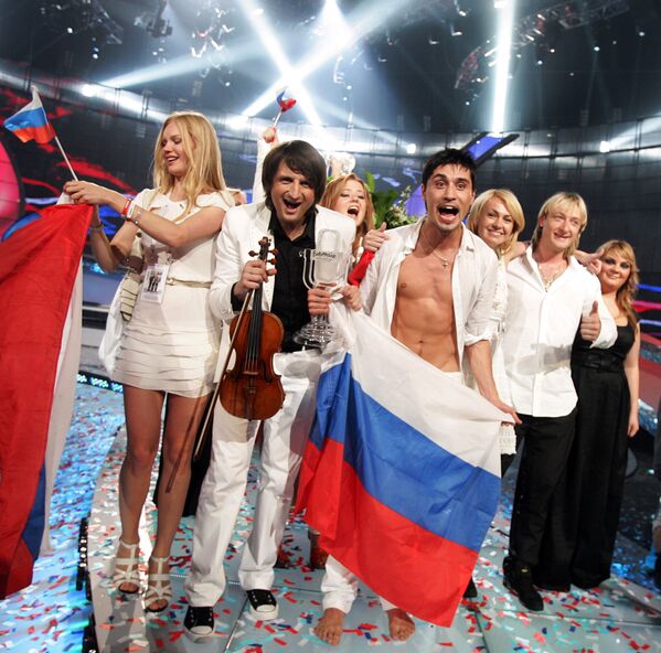 Представители России празднуют победу на Евровидении 2008 в Белграде, Сербия 