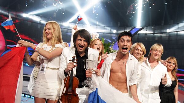 Представители России празднуют победу на Евровидении 2008 в Белграде, Сербия