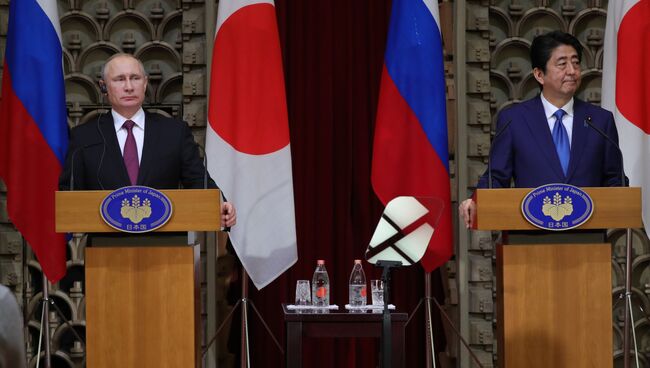Президент РФ Владимир Путин и премьер-министр Японии Синдзо Абэ во время совместной пресс-конференции по итогам встречи в Токио. 16 декабря 2016