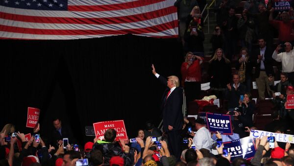 Избранный президент США Дональд Трамп во время выступления перед сторонниками в городе Херши, Пенсильвания. 15 декабря 2016