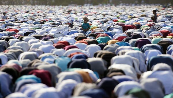 Мусульмане на праздновании окончания священного месяца Рамазан в Бишкеке