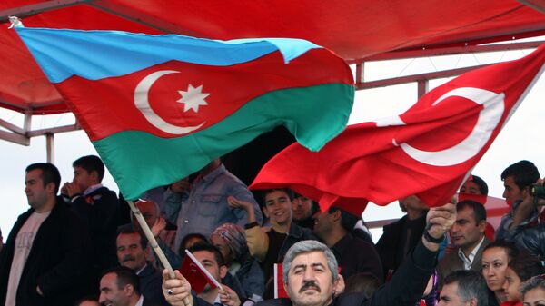 Мужчина с флагами Азербайджана и Турции. Архивное фото