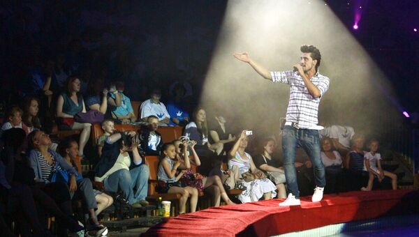 Певец Дима Билан выступает на концерте, который прошел в рамках праздника, посвященного Дню защиты детей, в цирке на Проспекте Вернадского