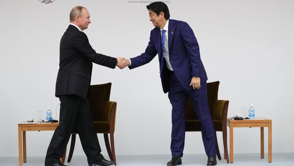 Президент РФ Владимир Путин и премьер-министр Японии Синдзо Абэ на заседании российско-японского форума деловых кругов в Токио. 16 декабря 2016