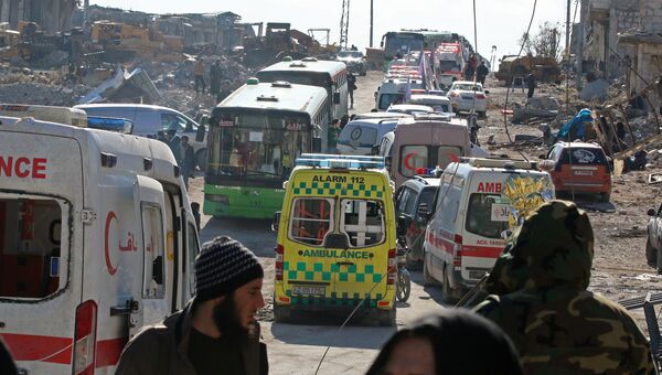 Автобусы и машины скорой помощи для эвакуации боевиков и мирных жителей восточного Алеппо