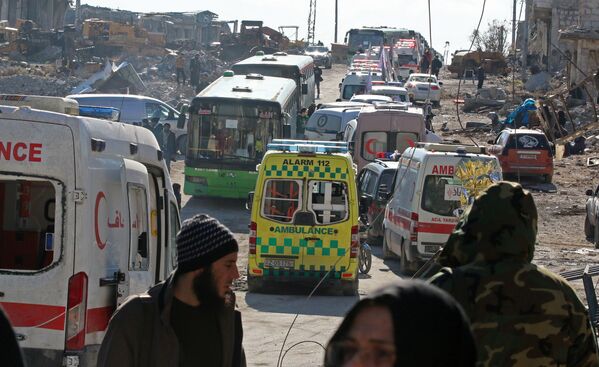Автобусы и машины скорой помощи для эвакуации боевиков и мирных жителей восточного Алеппо