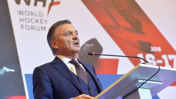 Президент Международной федерации хоккея (IIHF) Рене Фазель выступает на Международном хоккейном форуме