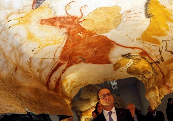 Президент Франции Франсуа Олланд на открытии копии пещеры Ласко в Монтиньяке, Франция