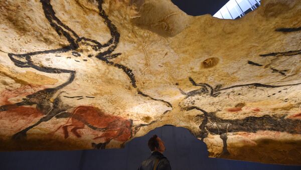 Посетители на открытии копии пещеры Ласко в Монтиньяке, Франция