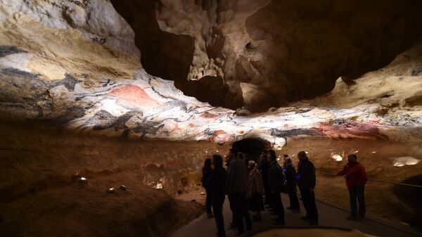 Посетители на открытии копии пещеры Ласко в Монтиньяке, Франция. Архивное фото