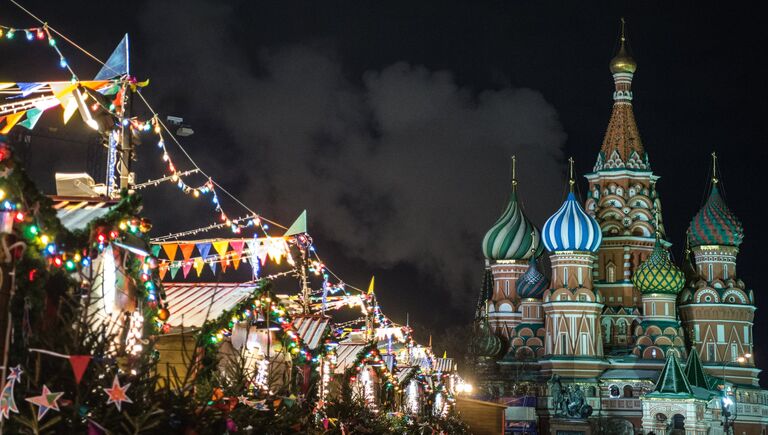 Праздничная иллюминация на Красной площади в Москве