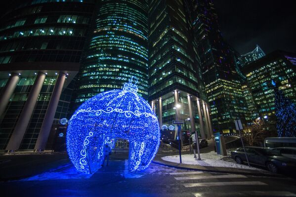 Светящийся новогодний шар, установленный на набережной у Московского международного делового центра Москва-Сити