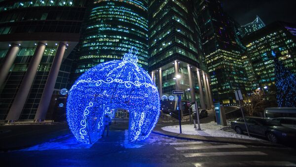 Светящийся новогодний шар, установленный на набережной у Московского международного делового центра Москва-Сити