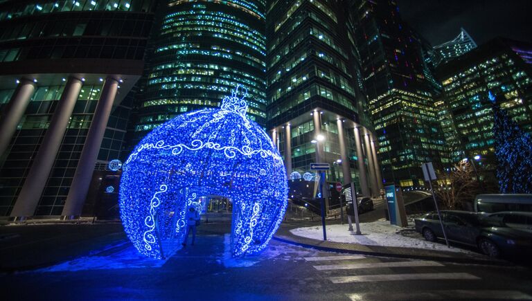 Светящийся новогодний шар, установленный на набережной у Московского международного делового центра Москва-Сити