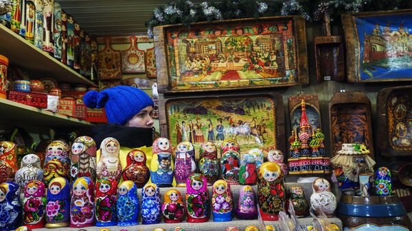 Продажа сувениров на ГУМ-Ярмарке на Красной площади в Москве