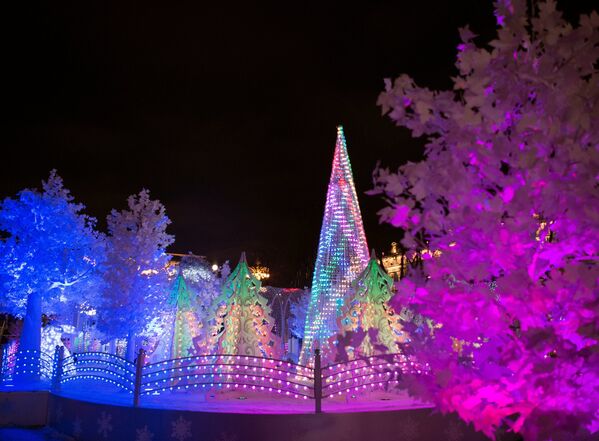 Тестовое включение световой новогодней инсталляции Музыкальный лес на Пушкинской площади в Москве