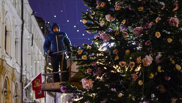 Украшение елки в Камергерском переулке в Москве