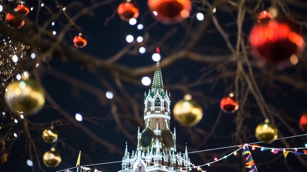 Праздничная иллюминация и Спасская башня Московского Кремля на Красной площади