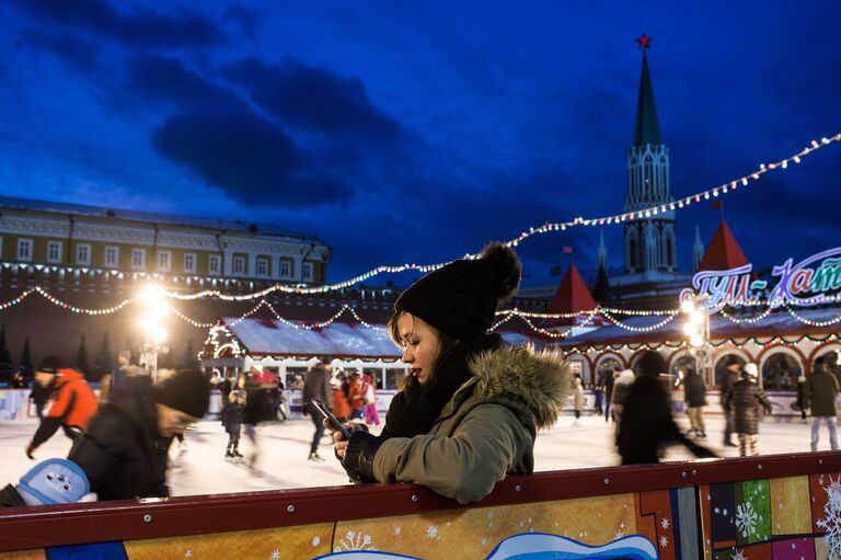Горожане катаются на коньках на ГУМ-Катке на Красной площади в Москве