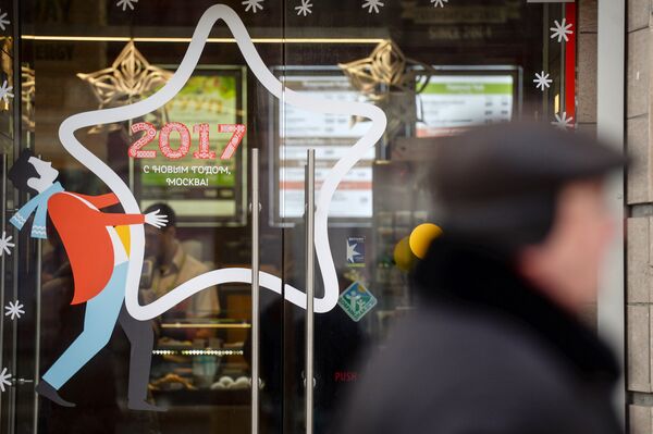 Стеклянные двери в центре Москвы украшенные к Новому году