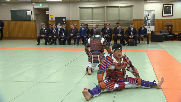 Путин и Абэ наблюдали за поединком по дзюдо в центр  Кодокан в Токио