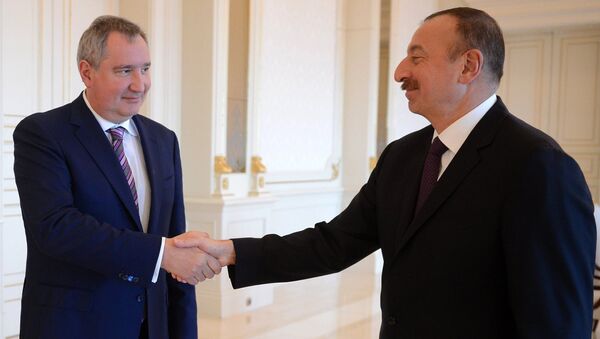 Заместитель председателя правительства РФ Дмитрий Рогозин и президент Азербайджана Ильхам Алиев во время встречи в Баку