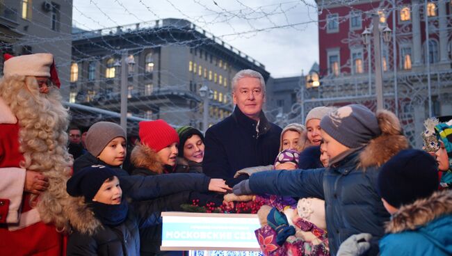 Мэр Москвы Сергей Собянин на церемонии открытия московского фестиваля Путешествие в Рождество на Тверской площади в Москве