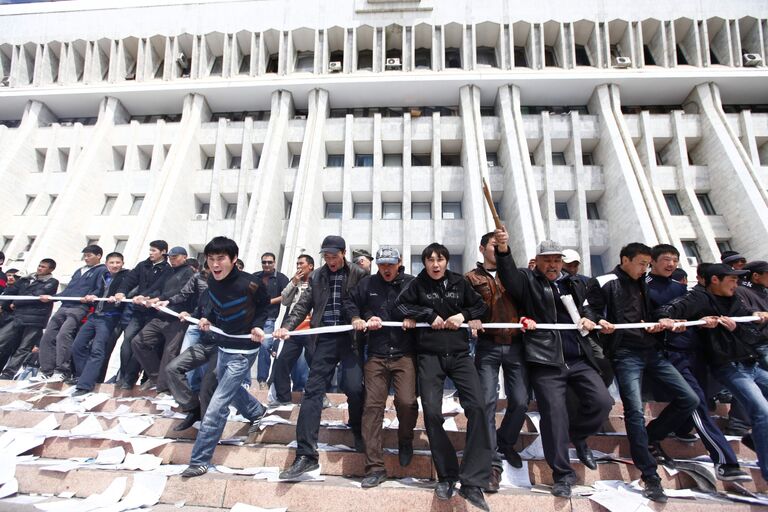 Митингующие у здания Дома правительства в Бишкеке