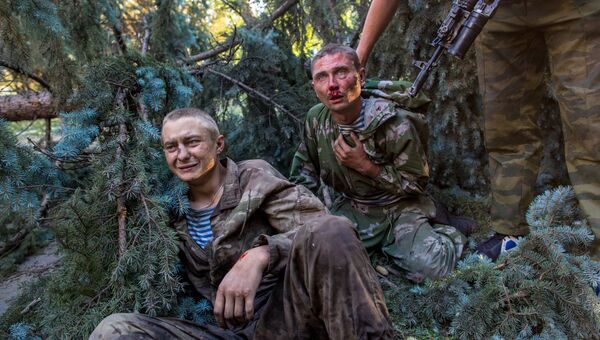 Раненые украинские десантники, взятые в плен в ходе боя за город Шахтерск Раненые украинские десантники, взятые в плен в ходе боя за город Шахтерск