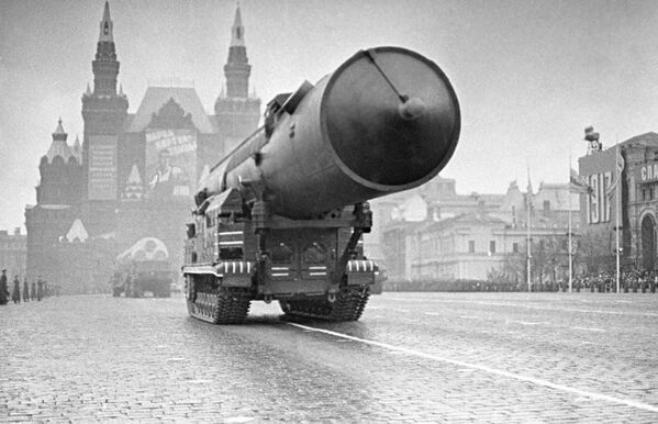 Комплекс Ракетных войск стратегического назначения проходит по Красной площади. 1965 год