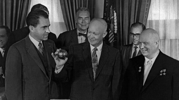 Никита Хрущев вручает президенту США президенту Дуайту Эйзенхауэру копию вымпела, доставленного советской ракетой на Луну 