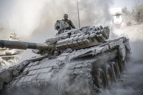 Военнослужащие сирийской армии в пригороде Дамаска Джоббар, где идут бои с мятежниками Военнослужащие сирийской армии в пригороде Дамаска Джоббар, где идут бои с мятежниками