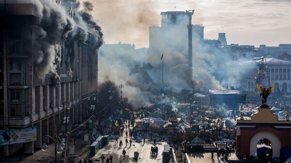 Дым от пожаров и сторонники оппозиции на площади Независимости в Киеве, где начались столкновения митингующих и сотрудников милиции. Архивное фото
