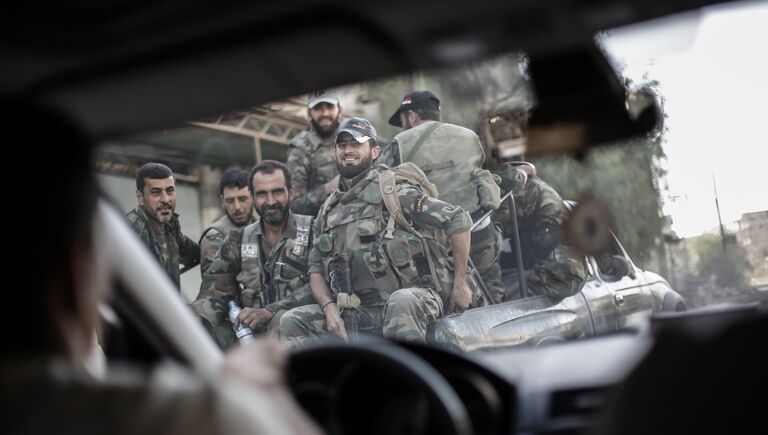 Солдаты в пикапе в сирийском городе Гута