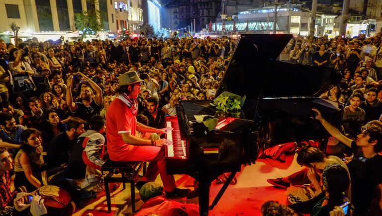Мужчина играет на пианино для протестующих на площади Таксим в Стамбуле