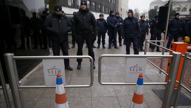 Полицейские около здания сейма, где проходит акция протеста оппозиции. Польша, Варшава