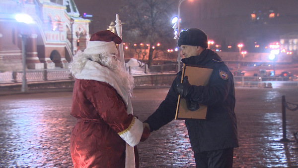 Дед Мороз доставил на Красную площадь новогоднюю ель из Подмосковья