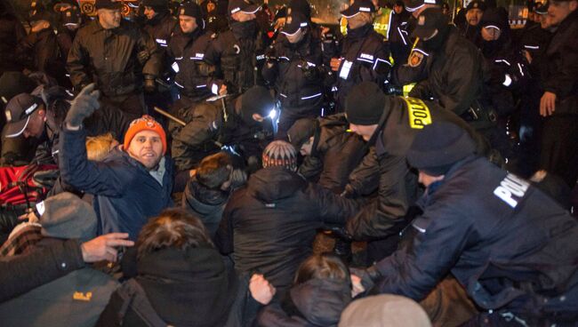 Акция протеста оппозиции у здания польского сейма в Варшаве