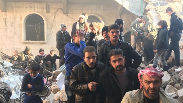Жители восточного Алеппо в очереди за гуманитарной помощью. Архивное фото