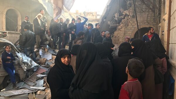 Мирные граждане в очереди за гуманитарной помощью в восточном Алеппо. Архивное фото
