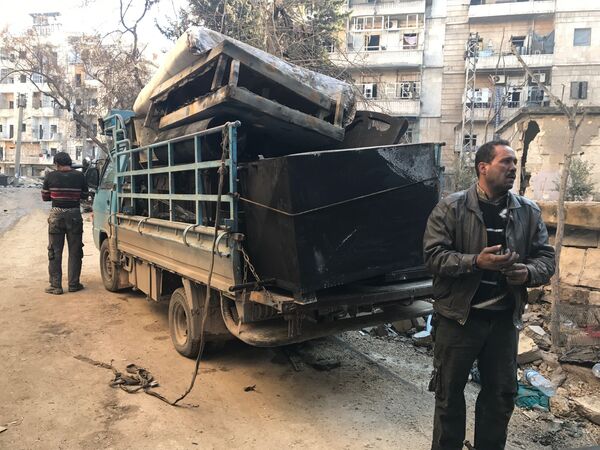 Жители разгребают завалы и проводят восстановительные работы в освобожденных восточных кварталах Алеппо Жители разгребают завалы и проводят восстановительные работы в освобожденных восточных кварталах Алеппо