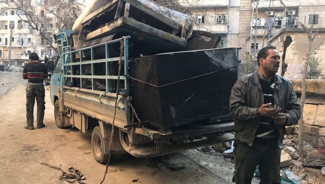 Жители разгребают завалы и проводят восстановительные работы в освобожденных восточных кварталах Алеппо