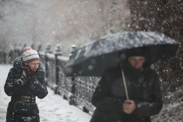 Прохожие на одной из улиц Симферополя во время снегопада