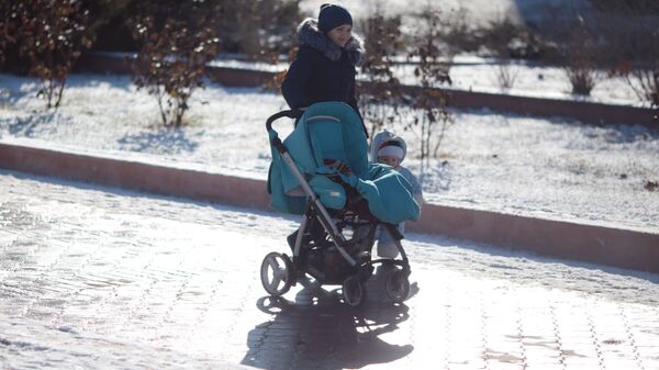 Женщина с ребенком на одной из улиц Симферополя