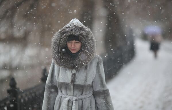 Девушка на одной из улиц Симферополя во время снегопада